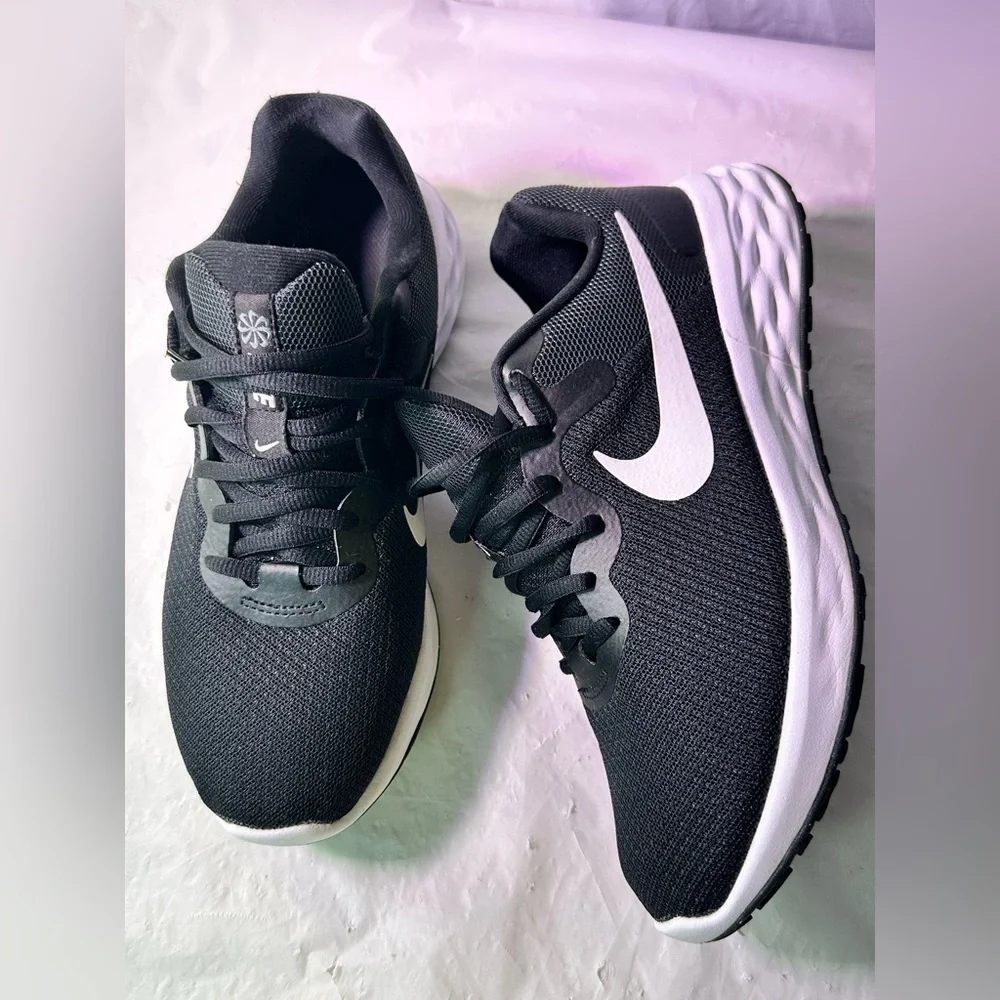 Nike Black & White Lightweight Training Sneakers